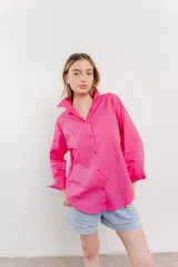 Camisa celeste de algodón con corte clásico, manga larga y bolsillo en el pecho.