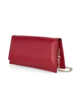 Cartera de mano rígida color rojo charol con cadena metálica removible.