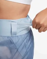 Short de running Nike Trail, color celeste con estampado abstracto en azul y gris. Cuenta con tecnología repelente al agua, cintura elástica con cordón ajustable, tres bolsillos internos y un bolsillo con cierre en el muslo derecho.