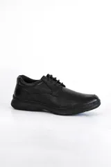 Zapato acordonado de cuero negro con suela de goma.