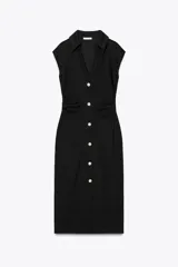 Vestido midi negro de piqué con cuello camisero, escote pico y manga corta. Presenta drapeado lateral y cierre frontal con botones metálicos.