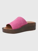 Sandalia Hush Puppies color rosa con plataforma de madera.