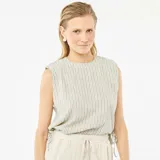 Top sin mangas color beige con rayas verticales en verde claro, cuello redondo y lazos laterales ajustables.