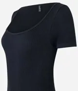 Body negro de poliamida texturizada con escote cuadrado y mangas cortas.