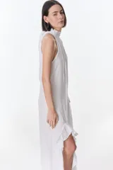 Vestido largo azul de lino, con cuello halter y volados en el ruedo.