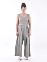 Mono largo color verde grisáceo, con breteles finos, escote en V y lazo en la cintura.