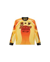 Remera de manga larga color naranja con cuello redondo negro y puños negros. Presenta estampados de la marca Deus Ex Machina y otros logos relacionados con motocicletas.
