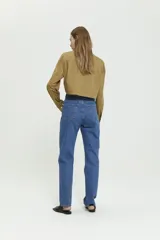 Jean de denim color azul oscuro, corte recto, tiro alto, estilo años 90, suelto y largo.
