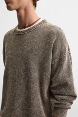 Sweater marrón de cuello redondo y manga larga, tejido con textura bouclé y efecto lavado.