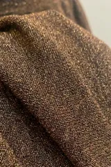 Vestido largo de fiesta color marrón oscuro con brillo, escote pronunciado en V y frunces en la cintura.