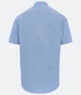 Camisa celeste de manga corta, corte comfort, con cuello abotonado y cierre frontal con botones.