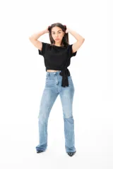 Remera negra de algodón y elastano, con escote redondo y corte crop con nudo en la cintura.