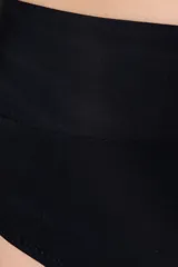 Calzón de bikini negro con talle semi alto y faja cruzada al frente y atrás.