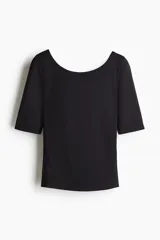 Top entallado negro de punto elástico con escote bailarina, espalda en U y mangas cortas.