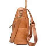 Mochila marrón de eco cuero con cierre superior y bolsillos frontales con cierre.