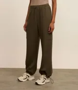 Pantalón deportivo color lila, confeccionado en microfibra pesada con viscosa certificada. Cuenta con cintura elástica ajustable, bolsillos cargo laterales y ajuste en el bajo.