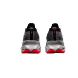 Championes de running Asics Novablast 2, color gris con detalles en celeste y rojo.