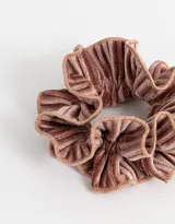 Maxi scrunchie plisada de velvet color rosa claro.