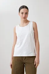 Musculosa color durazno con estampado paisley en relieve.