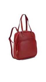 Mochila color marrón con doble asa de mano y correas traseras regulables. Presenta un bolsillo frontal con cierre y compartimento interno para iPad.