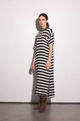 Vestido largo de algodón a rayas horizontales blancas y negras, con mangas cortas y aberturas laterales.