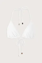 Top de bikini blanco con copas triangulares, tirantes finos y detalle de cuentas metálicas en los extremos de los lazos.