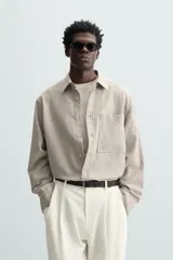 Camisa relaxed fit confeccionada en tejido con mezcla de algodón con tacto suave. Cuello solapa y manga larga acaba en puño con botón. Bolsillo plastrón en pecho. Cierre frontal de botonadura.