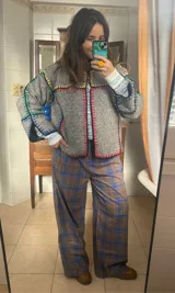Chaqueta gris de paño de lana con detalles de crochet de colores en los bordes. Corte cuadrado y mangas 3/4 amplias.