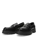 Mocasín negro de cuero sintético con plataforma track y apliques de tachas plateadas.