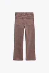 Pantalón de jean color marrón con efecto lavado, de tiro alto, corte cropped flare y cinco bolsillos.