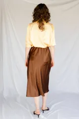 Falda midi color marrón de satén al bies con cintura elástica.