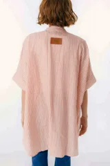 Camisa color salmón con rayas verticales blancas, cuello mao, manga corta con terminación en puño, botones de metal a la vista y tajos laterales.