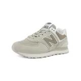 Championes urbanos New Balance modelo 574, color gris claro con detalles en blanco y marrón, confeccionados en gamuza y malla, con logo "N" característico en los laterales y entresuela ENCAP.
