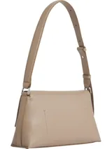 Cartera de hombro Calvin Klein color beige con textura pebble, correa ajustable, solapa con cierre magnético, bolsillos interiores y logo CK en el frente.