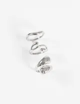 Set de tres anillos plateados con diseño curvo y orgánico, de diferentes grosores.