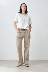 Remera blanca de manga corta con cuello redondo y detalle de vainillas en cuello, mangas y centro.