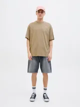 Remera color arena de manga corta y cuello redondo. Estampado en la espalda con la palabra 'ESCAPE' y un diseño abstracto en tonos rosa y blanco.