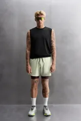 Musculosa deportiva blanca de tejido ligero y elástico con zonas perforadas para mayor transpirabilidad.