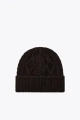 Gorro de lana color rosa con diseño de punto trenzado.