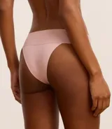 Kit de dos bombachas bikini lisas, una color rosa y otra color marrón, con laterales anchos y logo estampado en el frente.