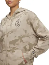 Campera con capucha Project Rock Terry Full Zip para mujer, color beige con estampado de camuflaje. Tiene cierre frontal completo, bolsillos laterales y logo bordado en el pecho.