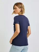 Camiseta de manga corta color terracota, con cuello redondo y corte ajustado.