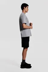 Remera deportiva gris con estampado frontal de la palabra 'Dopamine' en tipografía gótica y la palabra 'Reward' debajo.