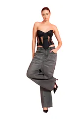 Pantalón de jean gris de corte ancho y tiro alto.