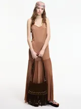 Vestido largo color marrón con breteles finos regulables y transparencias en el ruedo.