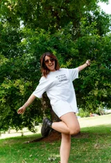 Remerón blanco de corte holgado con estampa frontal que dice 'La magia la llevas contigo'.