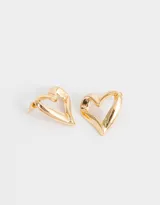 Par de aros dorados con forma de corazón irregular.
