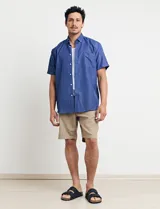 Camisa azul con microestampado, de corte clásico, manga corta y cuello abotonado.