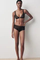 Braguita tipo culotte de encaje negro con cintura elástica fina.