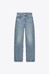 Pantalón de jean celeste de tiro alto, corte recto, con cinco bolsillos y cierre frontal con cremallera y botón metálico.